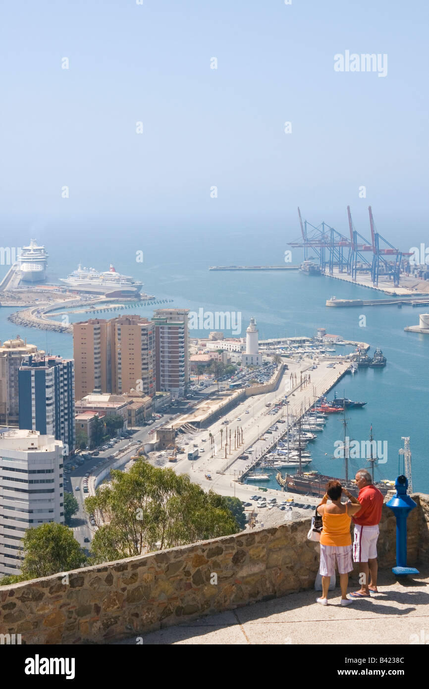 Malaga Costa del Sol Spanien Urlauber genießen Blick über Hafen von Málaga und Stadt von Gibralfaro Burgmauern Stockfoto