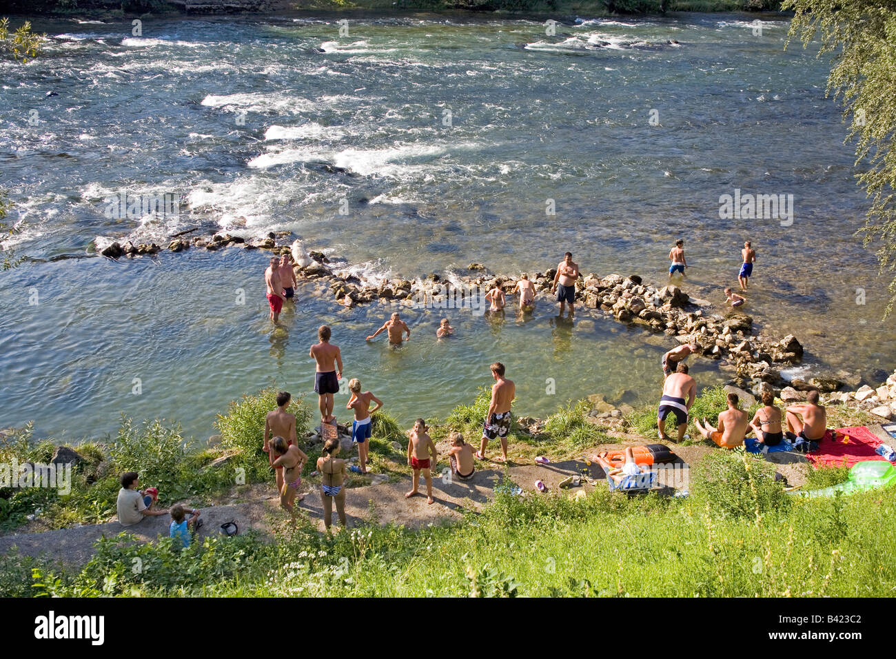 Menschen Baden im Fluss Vrbas auf einen heißen Sommer Tag Bosnien und Herzegowina RS Banja Luka Stockfoto