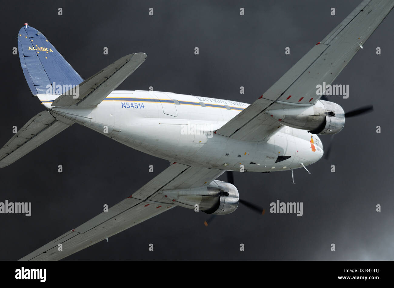 Altes Flugzeug Curtiss C-46 Commando im Flug während der Arctic Thunder Airshow 2008 - Anchorage - Alaska-USA Stockfoto