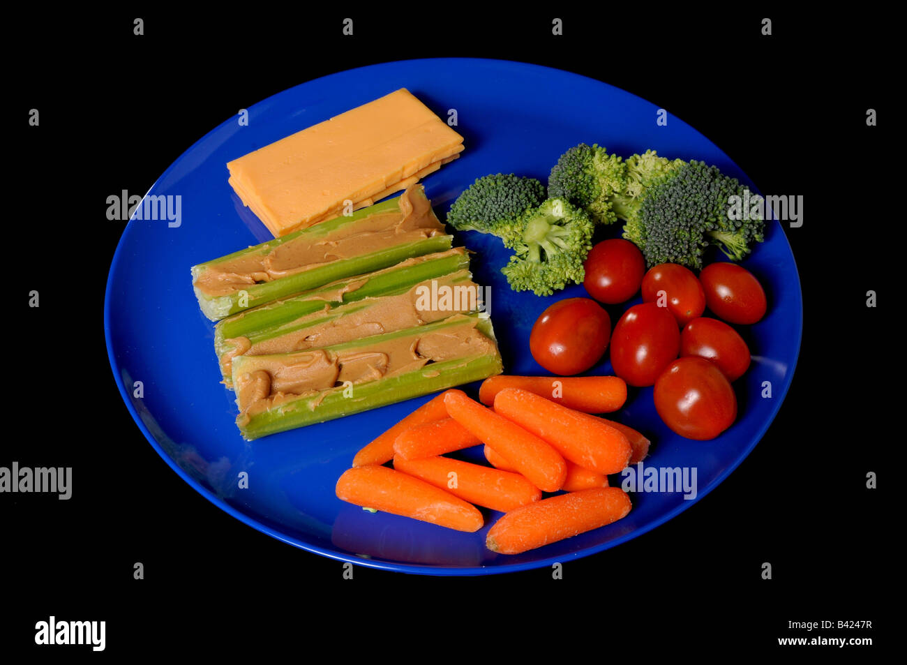 Gesunder Snack Teller mit Sellerie-Karotten-Käse-Sprossen und Tomaten Stockfoto