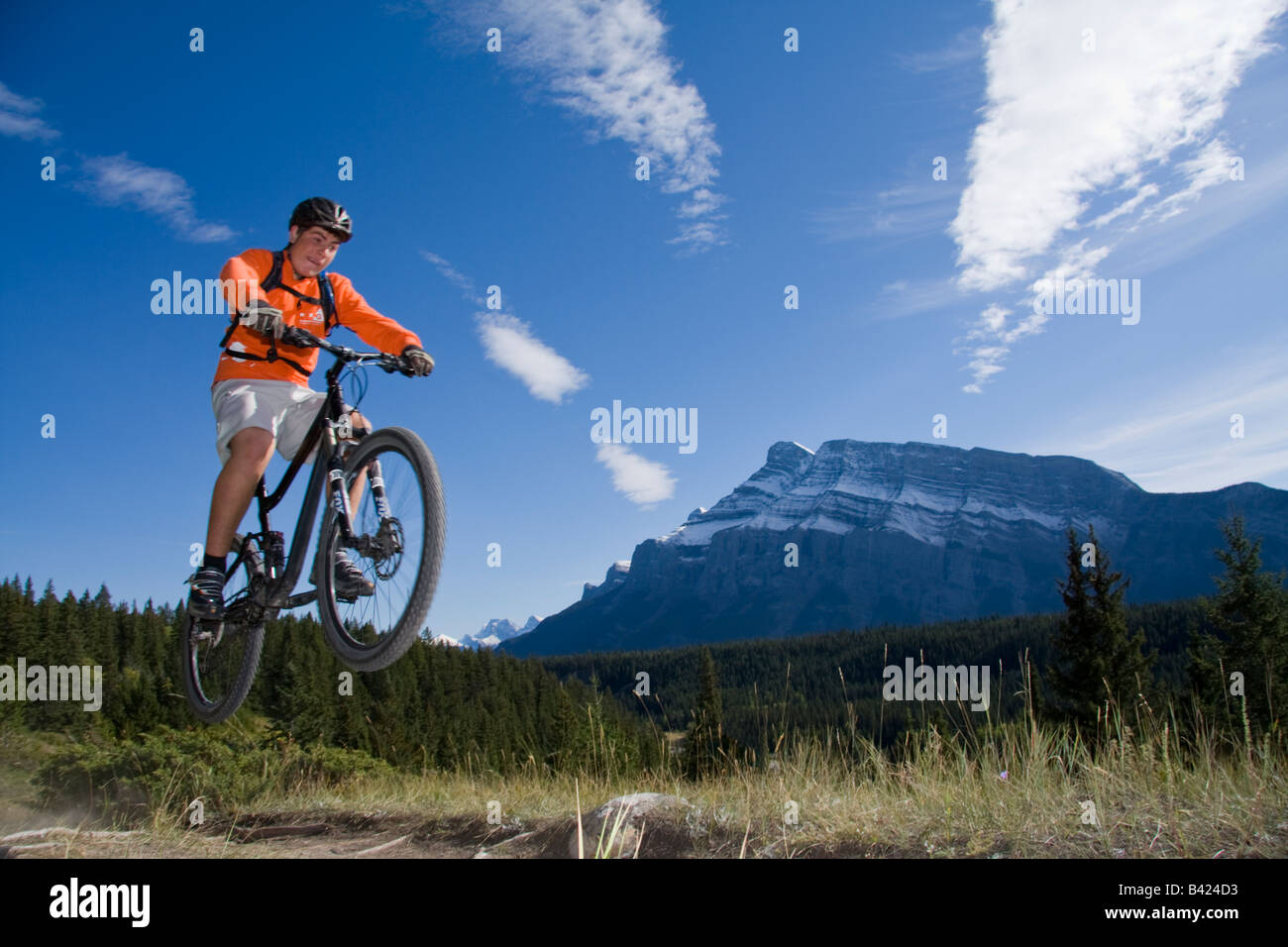 Mountainbiken auf einem Wanderweg in der Nähe von Banff, Alberta, Kanada Stockfoto