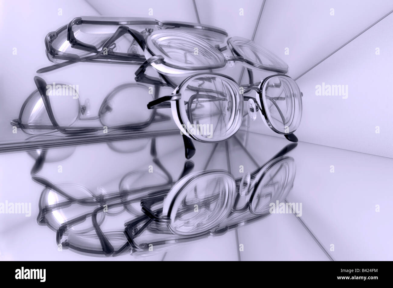 Spiegelreflexionen von ein paar Männern s Brille gesehen schräg Stockfoto