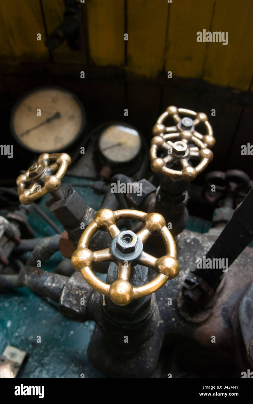 Cockpiteinrichtung mit Ventilen und Zifferblätter der Dampfmaschine Stockfoto