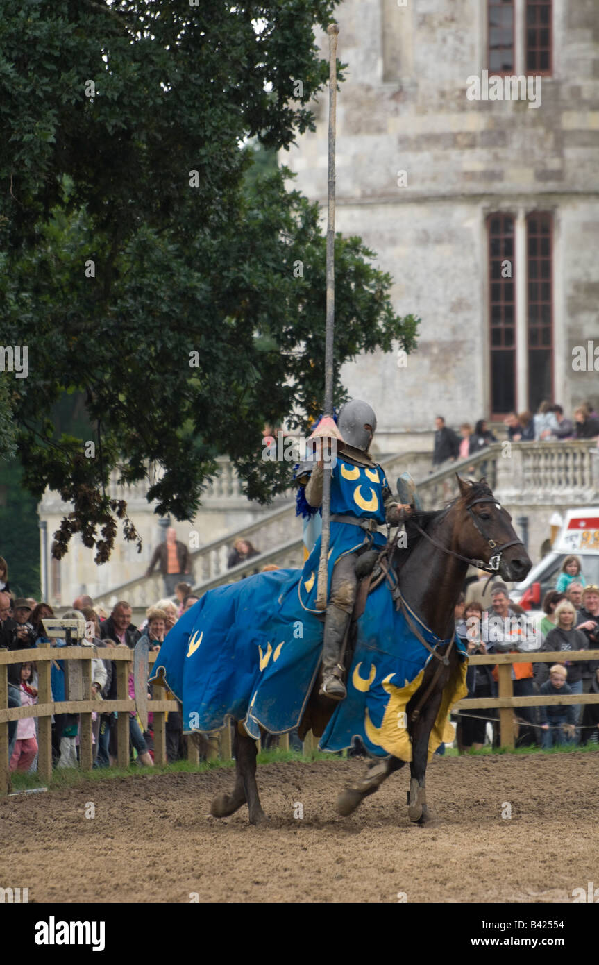 Ein galoppierender Ritter zu Pferd unterhält das Publikum während ein Turnier Re-Enactment Lulworth Castle in Dorset England UK Stockfoto