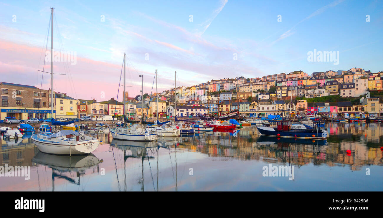 Das kleine Fischerdorf Stadt Brixham auf der South Devon Küste bei Sonnenaufgang mit den schönen frühen Morgenhimmel sich perfekt wider. Stockfoto