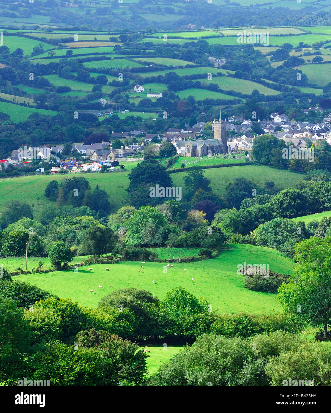 Das Dorf von Moretonhampstead auf Dartmoor National Park mit üppigen grünen Feldern und Ackerland rundum Stockfoto