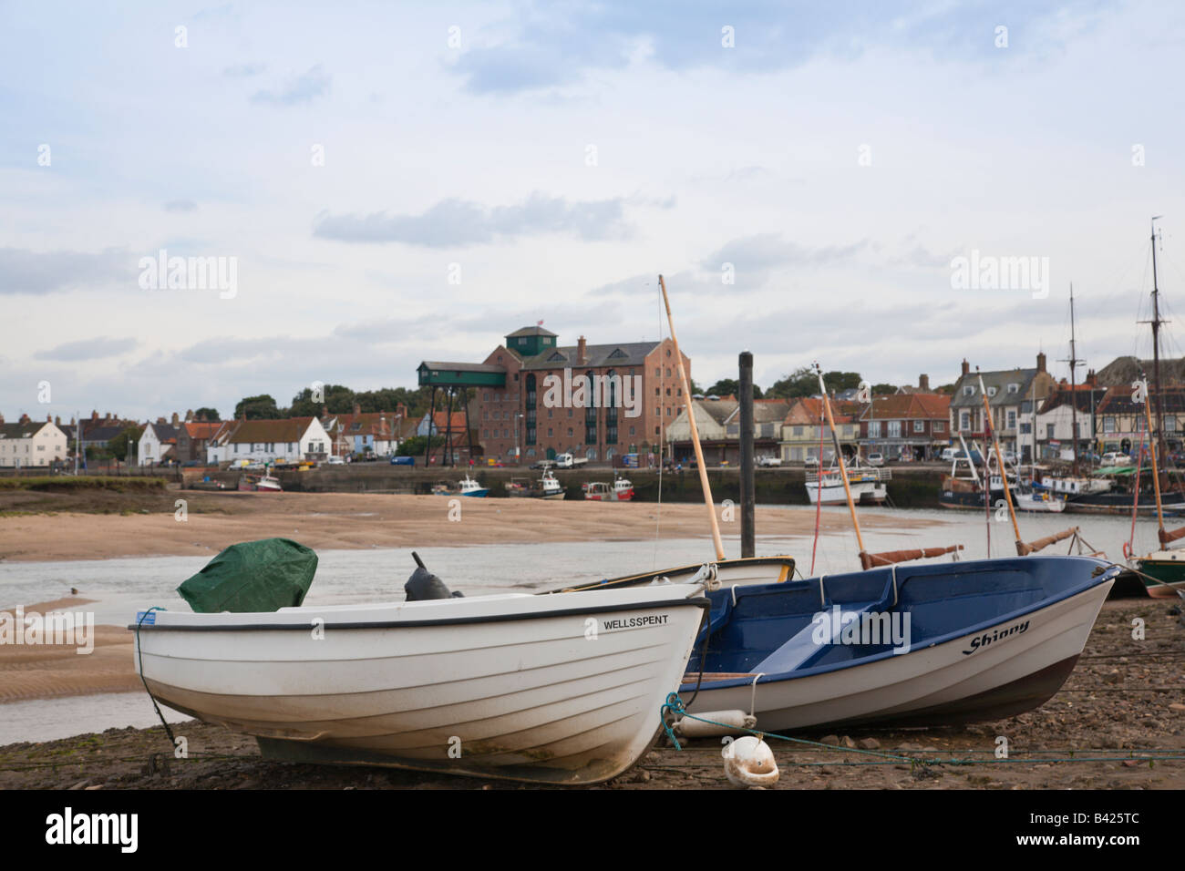 Segeln Boote im Wattenmeer am nächsten Brunnen Meer Norfolk England UK Stockfoto