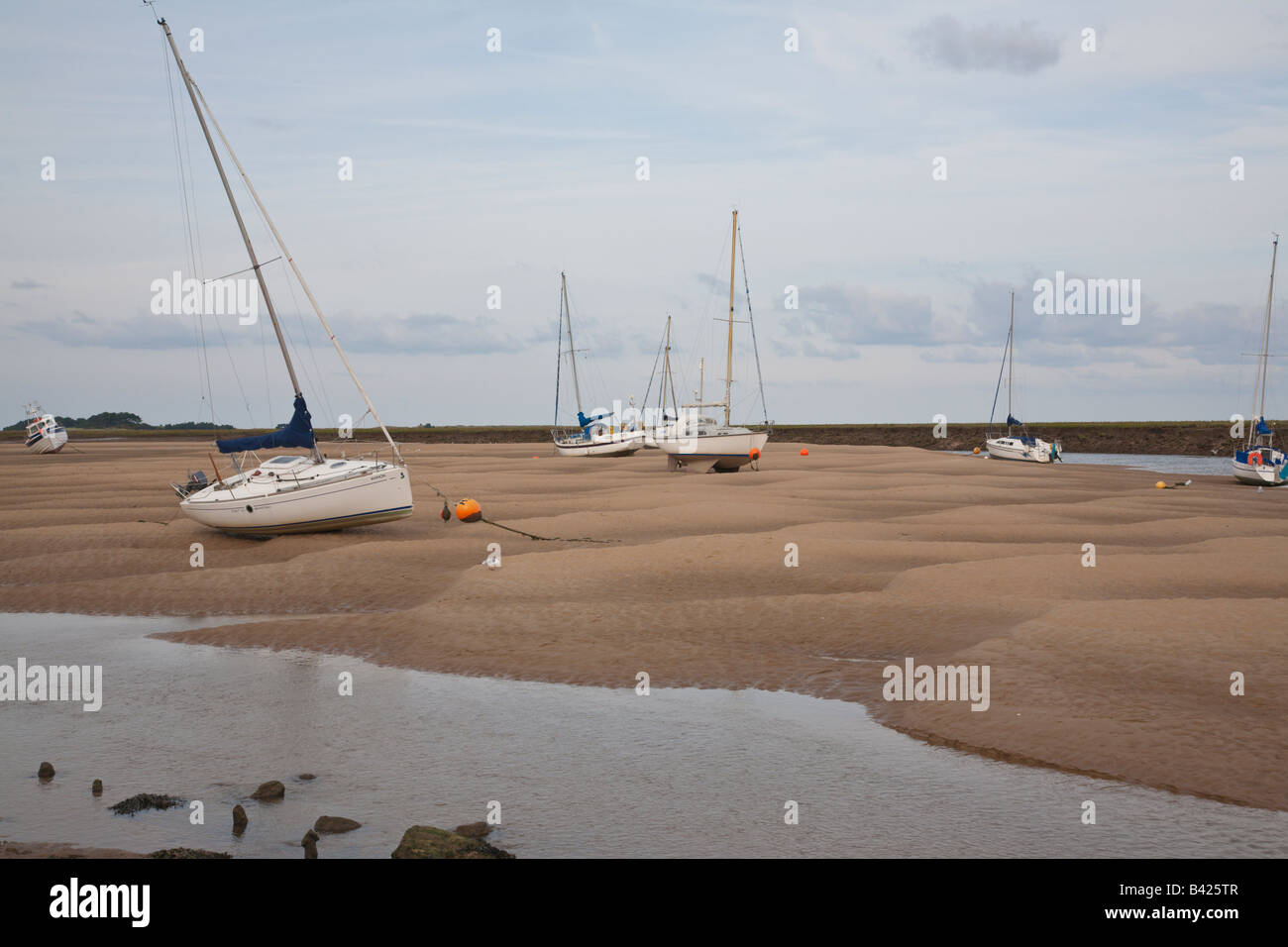 Segeln Boote im Wattenmeer am nächsten Brunnen Meer Norfolk England UK Stockfoto
