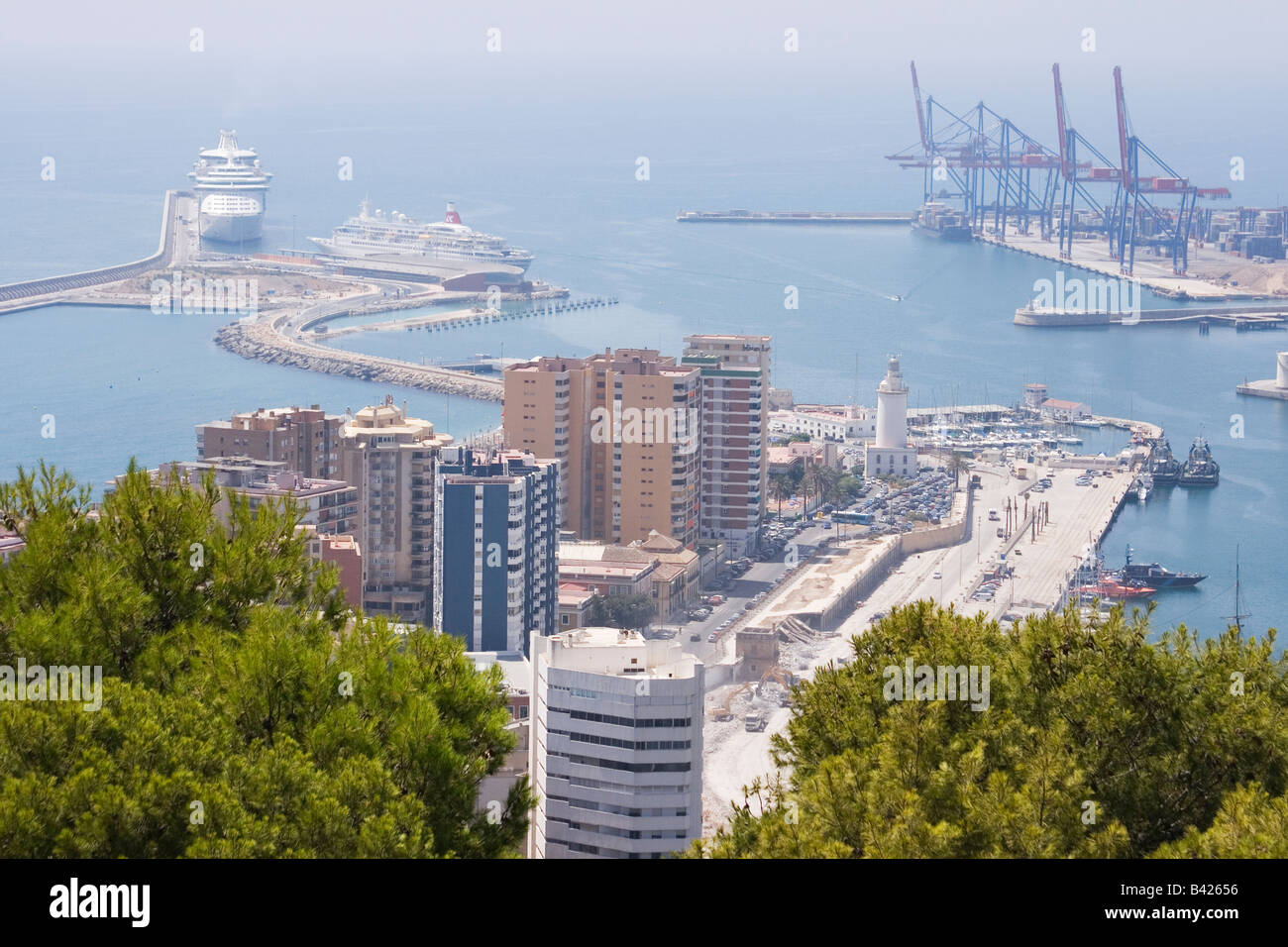 Blick über den Hafen von Málaga und Stadt von Gibralfaro Burgmauern Malaga Costa del Sol Spain Stockfoto