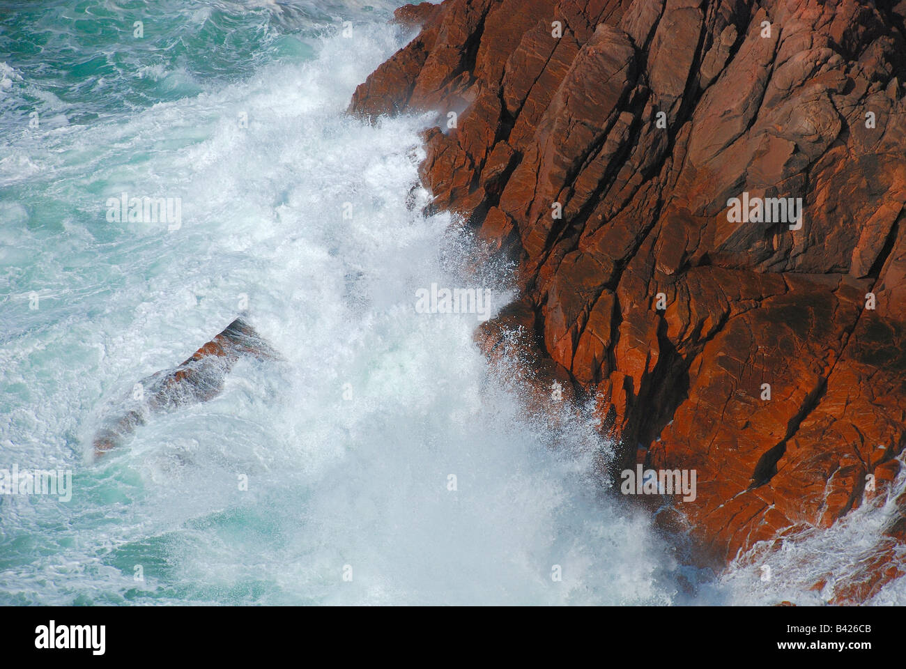 Wellen Cliffs Wellen, die an den klippen krachen -Fotos und -Bildmaterial in hoher ...