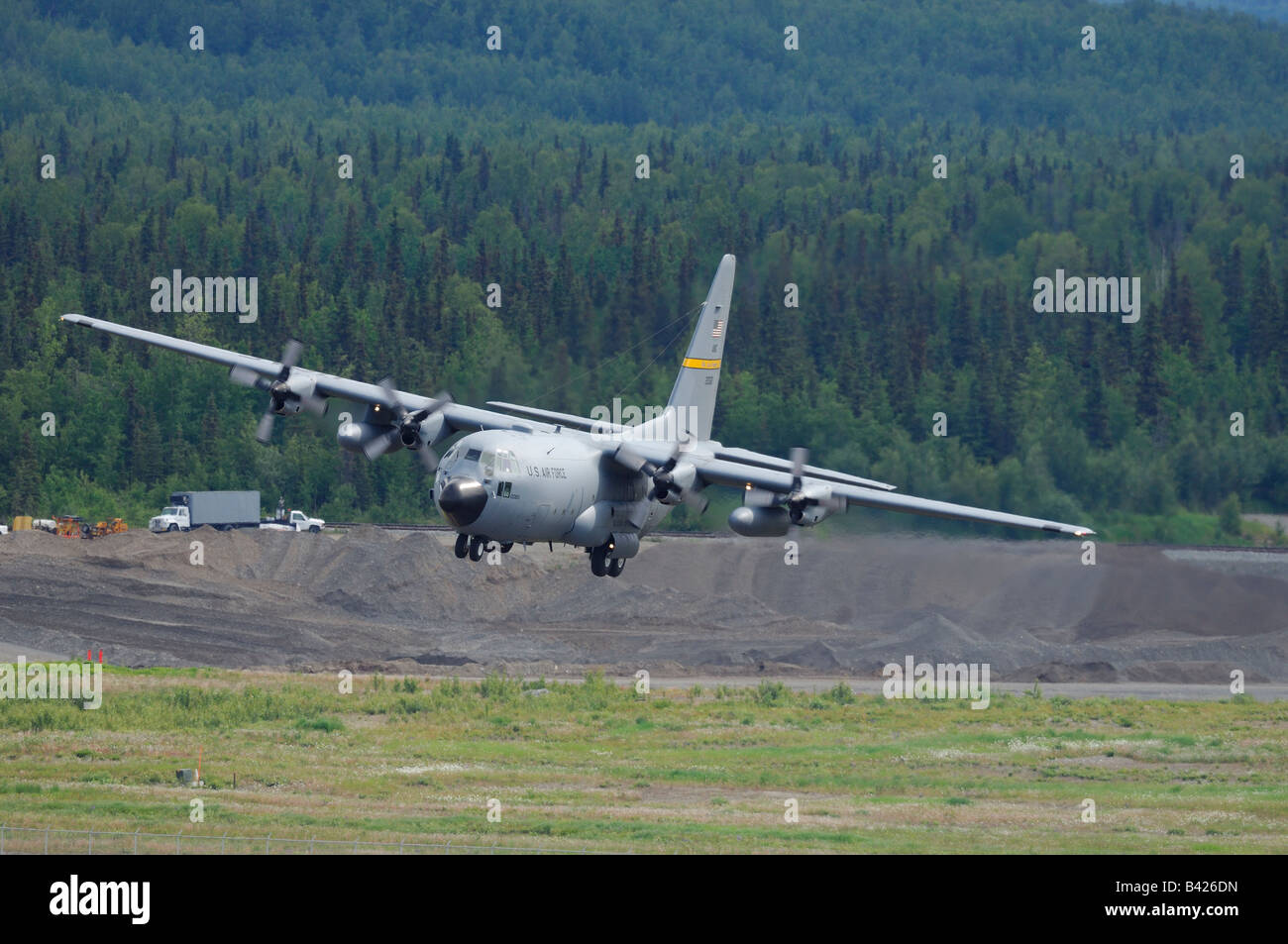 Militärische Ladung Flugzeug c130 Hercules Landung auf Elmendorf Air