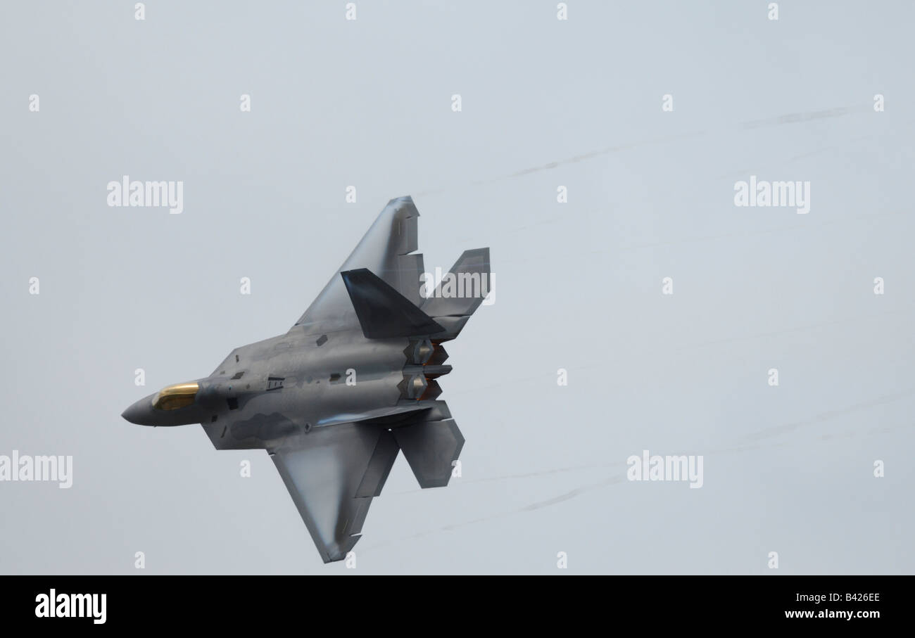 Moderne und Stealth-amerikanische Kampfjet F-22A Raptor drehen - Arctic Thunder Airshow 2008 - Anchorage - Alaska - USA Stockfoto