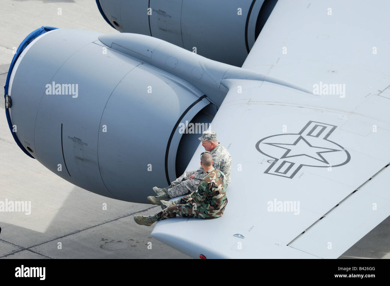 US-Soldaten sitzen auf Flügel des KC-135 Stratotanker Flügel während einer Air Show, Elmendorf Air Force AFB, Anchorage, Alaska, Usa Stockfoto