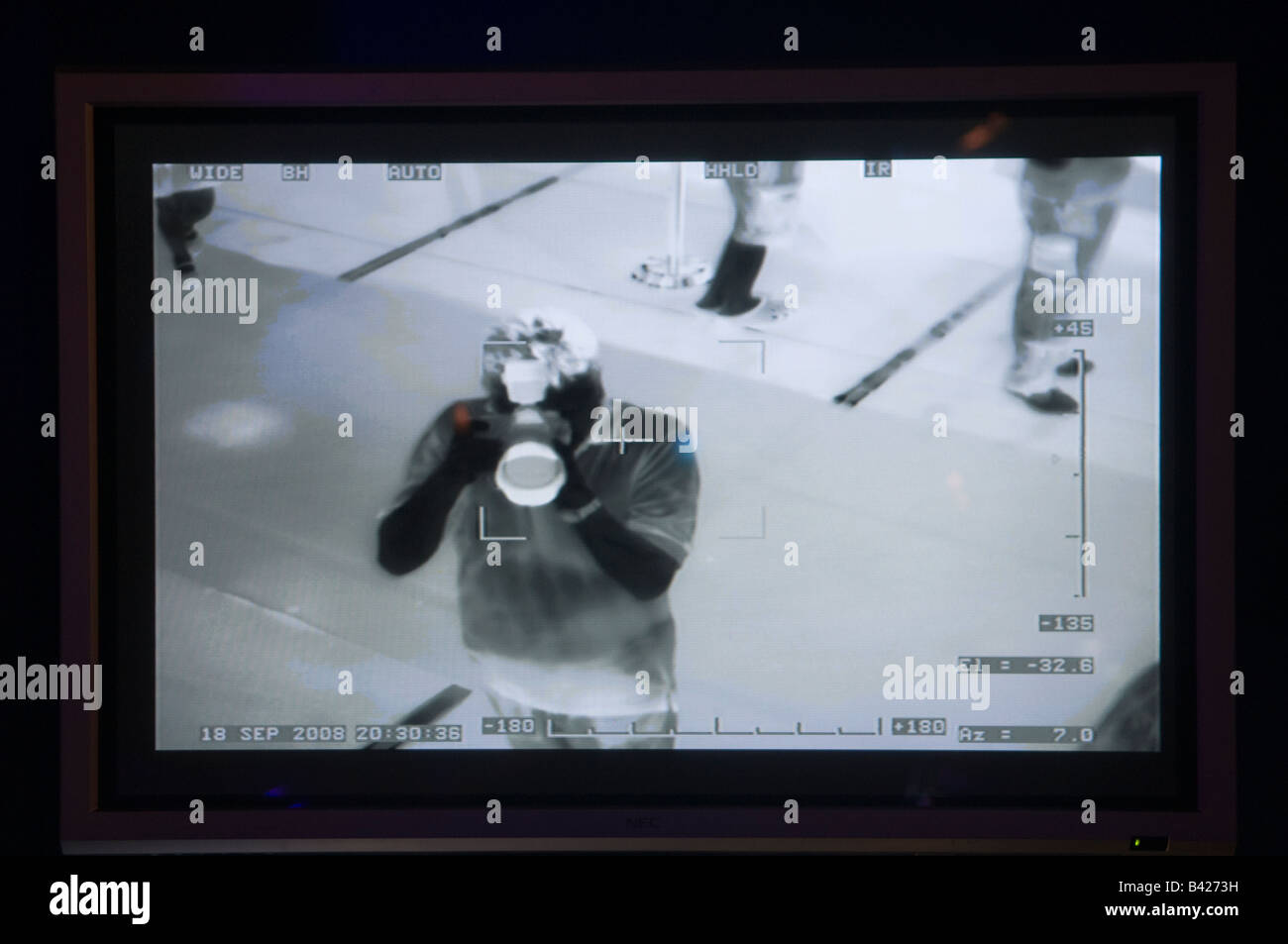 Menschen sind in einem Monitorbildschirm nach fotografiert mit IR-Digitalkamera Gerät gesehen. Stockfoto