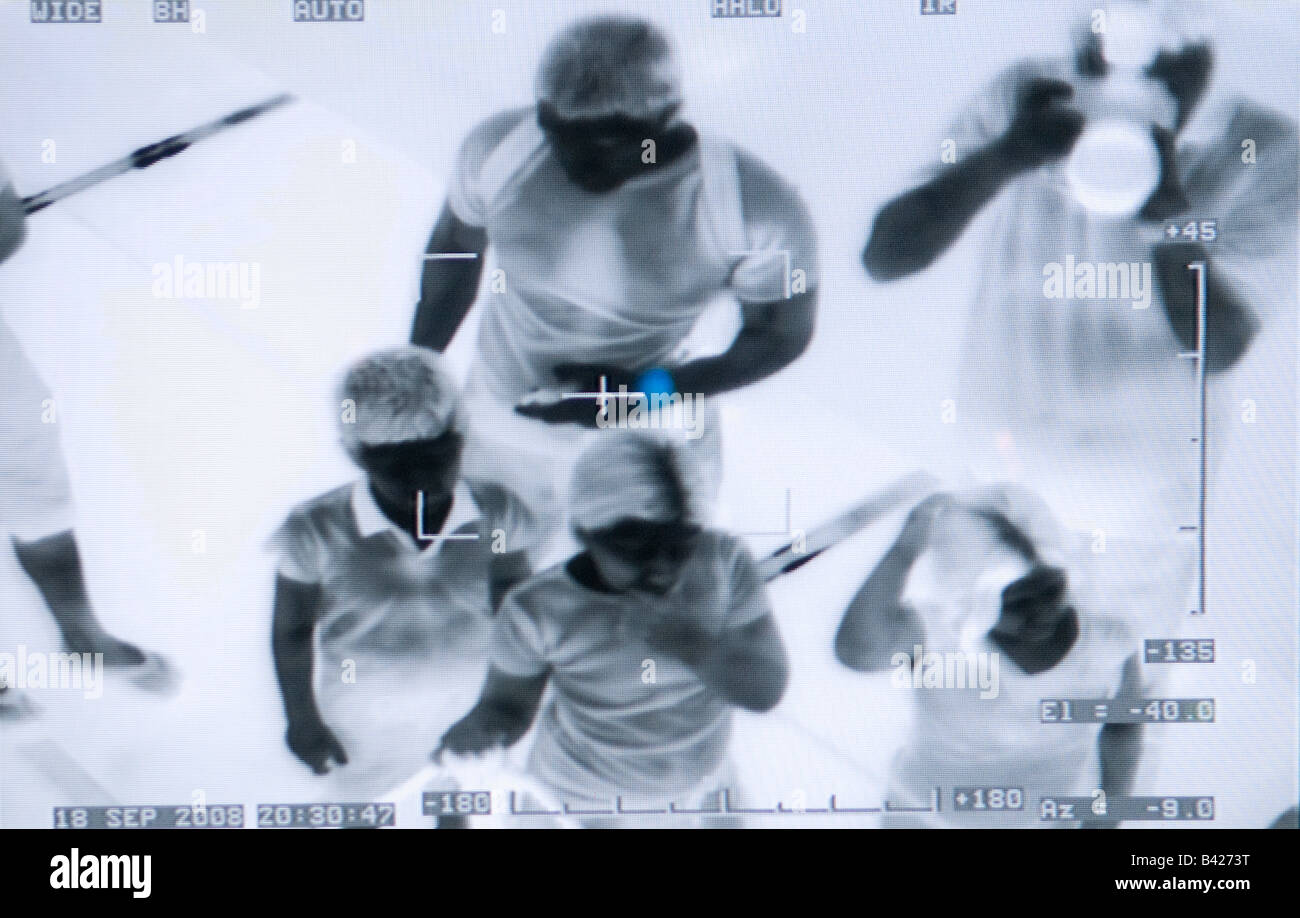 Menschen sind in einem Monitorbildschirm nach fotografiert mit IR-Digitalkamera Gerät gesehen. Stockfoto