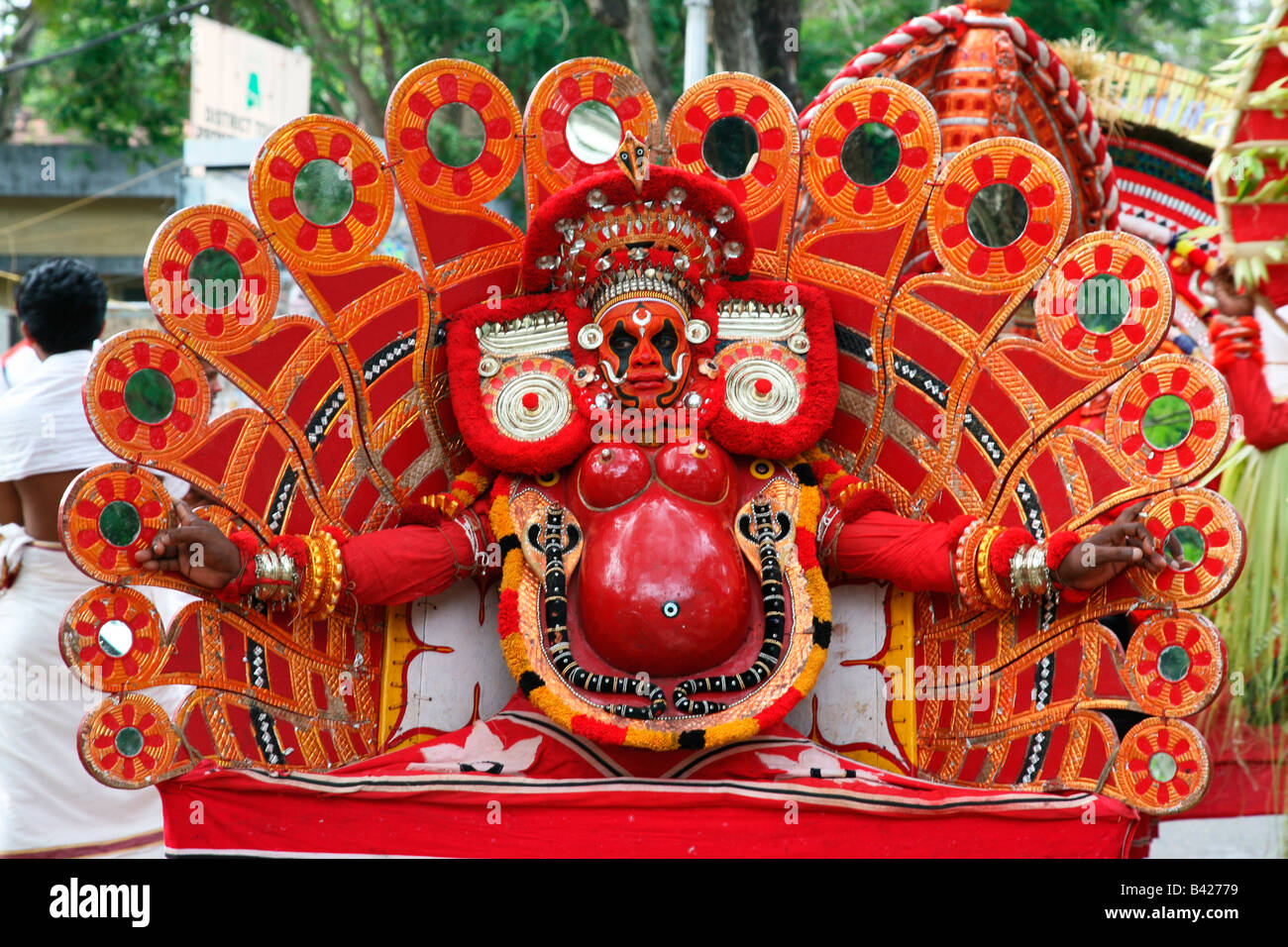 Theyyam (Theyyattam oder Thira) - eine Kunstform von Kerala, Indien Stockfoto