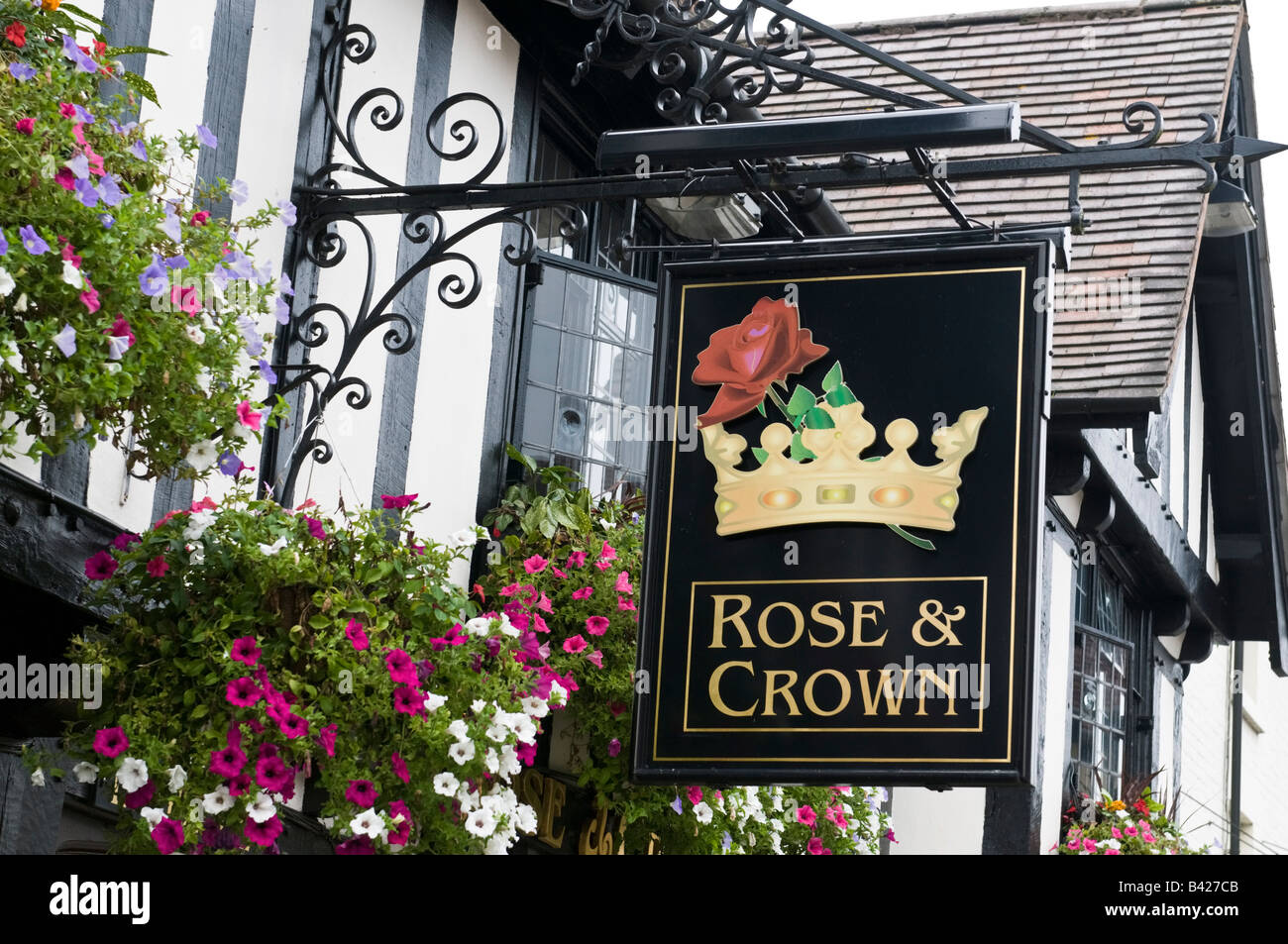 Typisches Pub Schild um die Rose-Krone Stockfoto