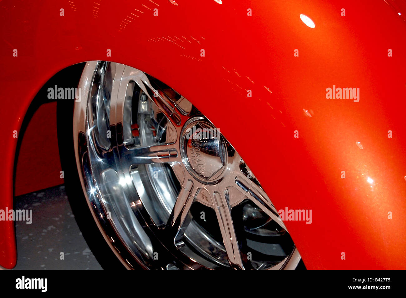 Benutzerdefinierte Muscle-Car zeigt glänzende Legierung Felge. Stockfoto