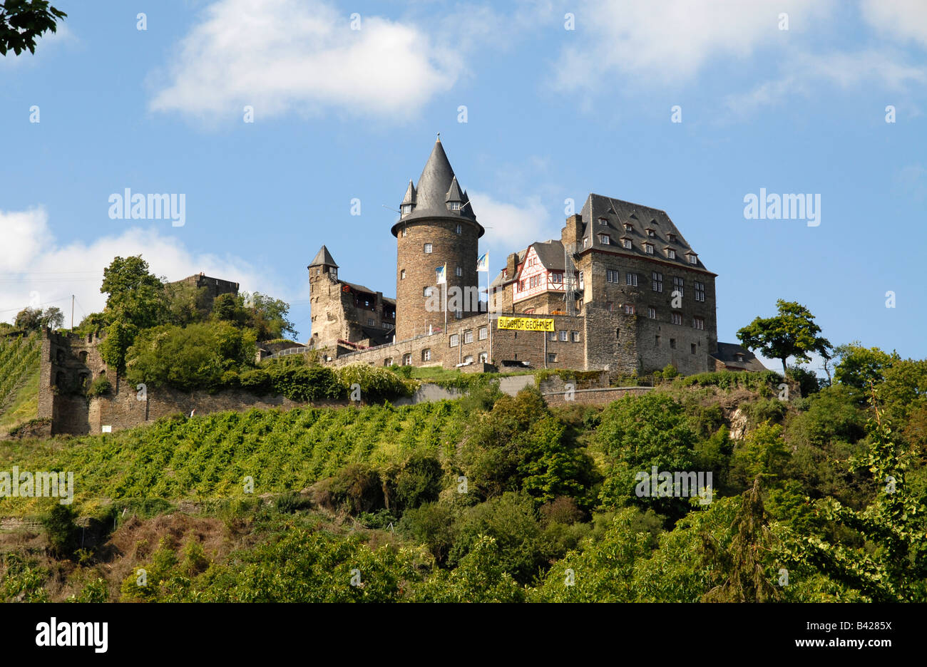 Burg Stahleck oberhalb der Stadt Bacharach im Tal des Rheins Stockfoto