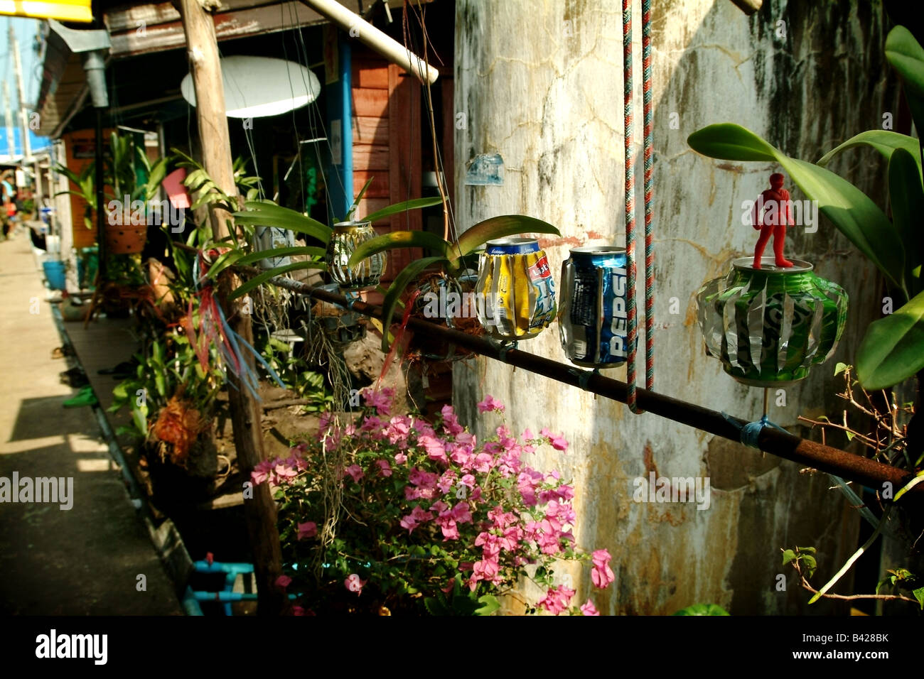 Recycling-Blechdosen, eine hübsche Dekoration machen vor einem Haus in den Fischen Dorf von Ban Bang Bao, Ko Chang, Thailand Stockfoto
