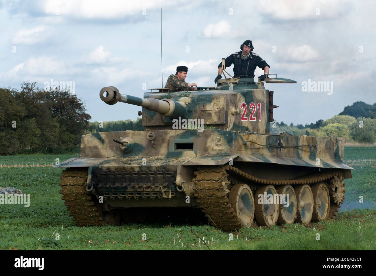 Deutschen Tiger-Panzer des zweiten Weltkriegs kreuzt ein Feld der jungen Pflanzen in eine Nachstellung der Schlacht am Spanhoe Flugplatz, Northamptonshire Sept 2008 Stockfoto