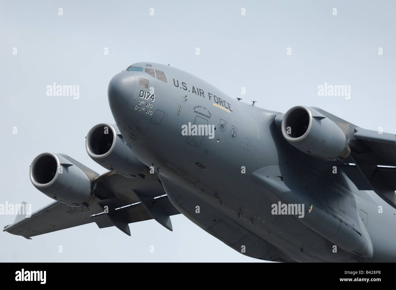 Boeing c-17 Globemaster III militärische Transportflugzeug fliegen, Elmendorf Air Force base, Anchorage, Alaska, Usa Stockfoto