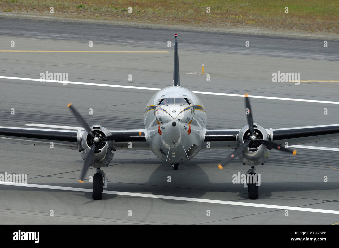 Altes Flugzeug Curtiss C-46 Commando auf der Taxyway während der Arctic Thunder Airshow 2008 - Anchorage - Alaska-USA Stockfoto