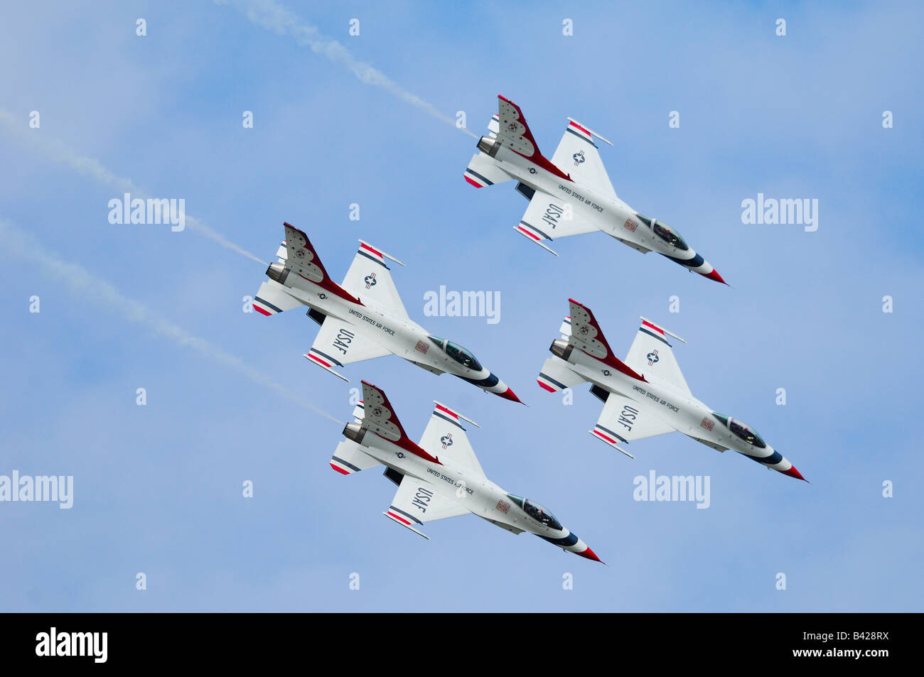 F-16 Kampfjet der Kunstflugstaffel Thunderbirds im Flug Elmendorf Air Force Base Stockfoto