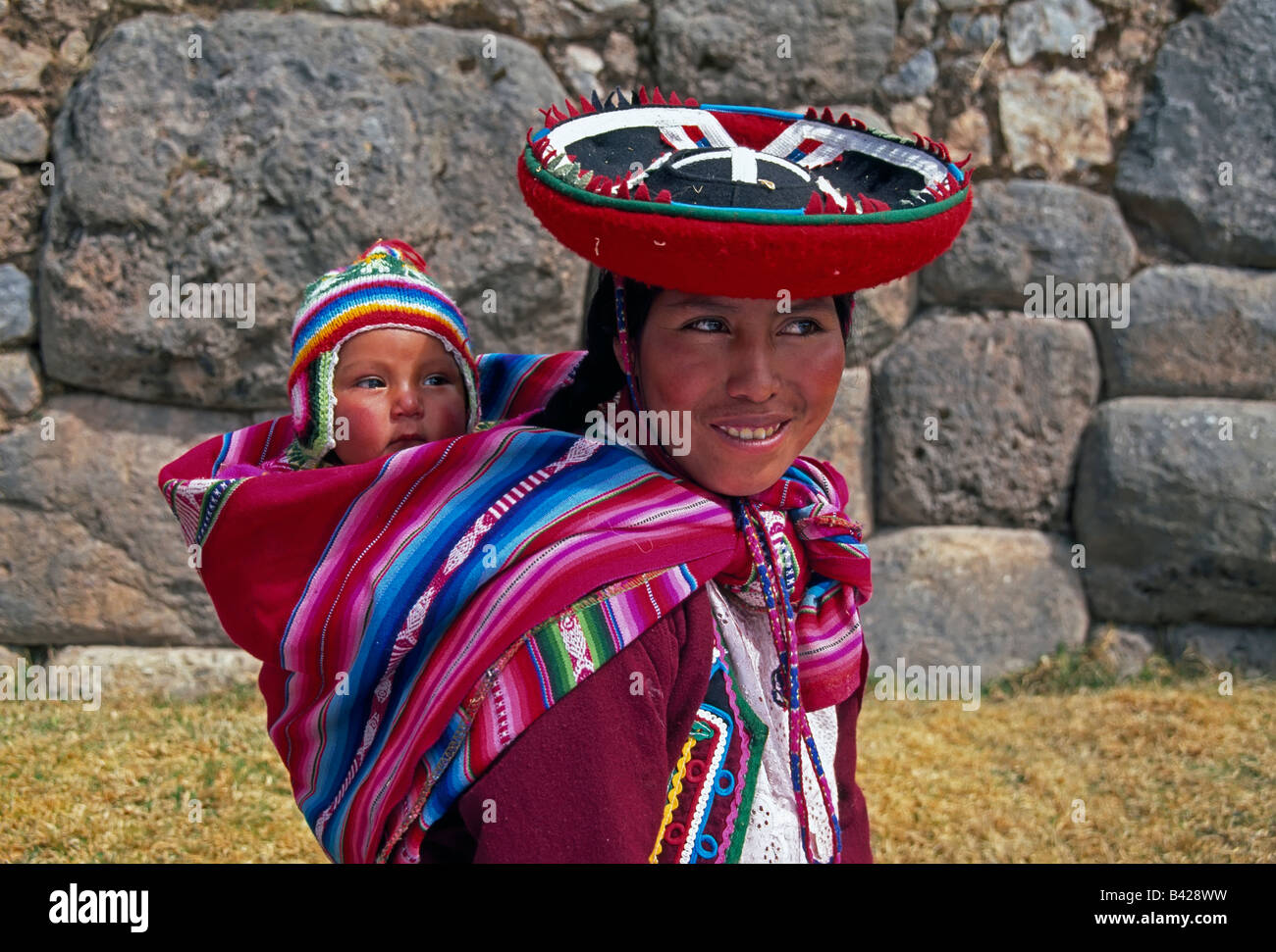 Quechua-Frau in traditioneller Hut mit Baby in der Nähe von Cusco-Peru Stockfoto