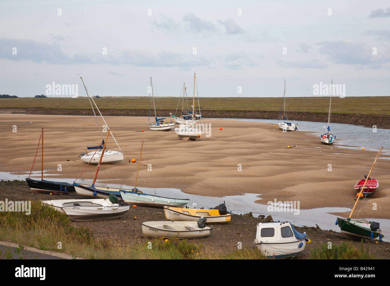 Segeln Boote im Wattenmeer am nächsten Brunnen Meer Norfolk England UK Stockfoto
