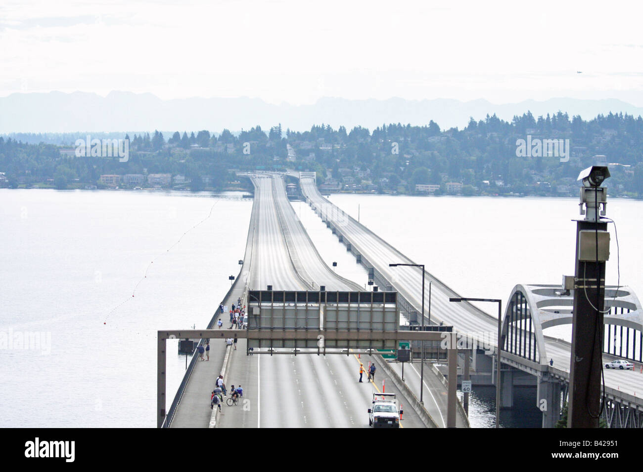 Seattle ist eines der schlimmsten Flecken in den USA für Autobahn-Stau, so dass dies einer leeren 90 Brücke erschossen sieht seltsam. Stockfoto