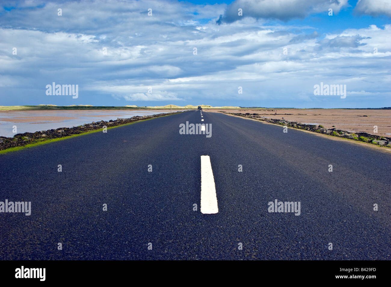 Eine lange gerade Straße erstreckt sich auf die heilige Insel Causeway Northumberland Großbritannien Großbritannien 2008 Stockfoto