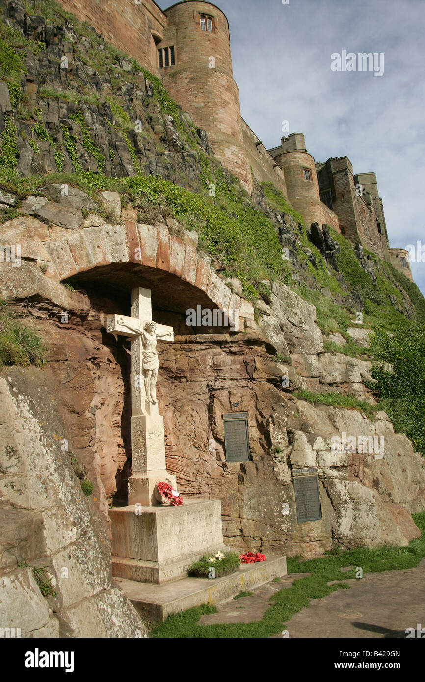 Das Dorf von Bamburgh, England. Bamburgh Castle Zinnen und Kriegerdenkmal an der Küste von Northumberland. Stockfoto