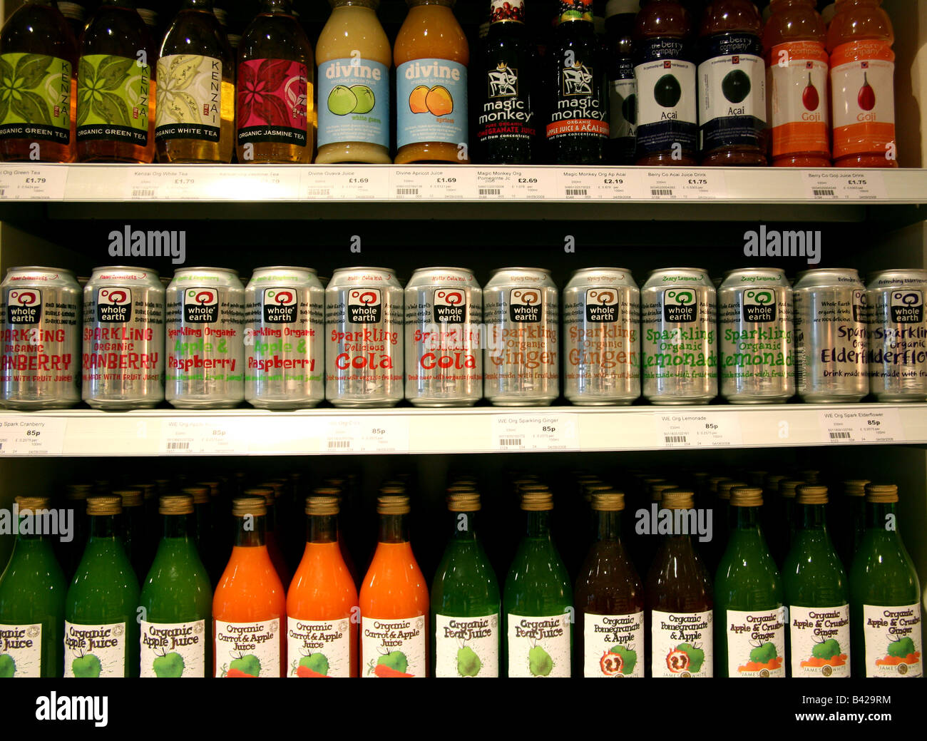Gesunde & Bio Erfrischungsgetränke auf dem Display in Supermarkt Stockfoto