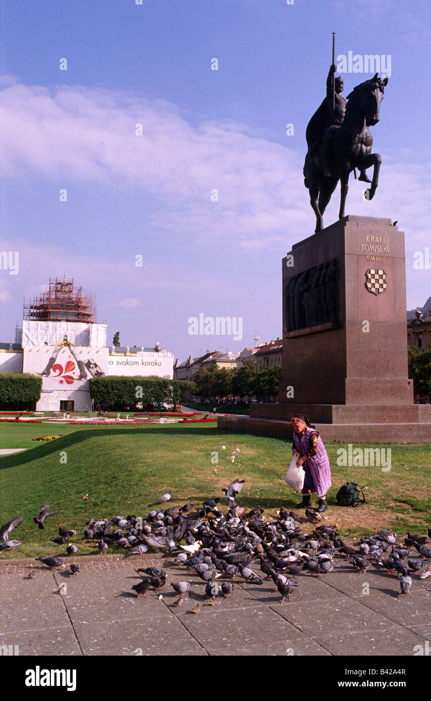 Frau und Taube König Tomislav Statue Zagreb Kroatien Stockfoto