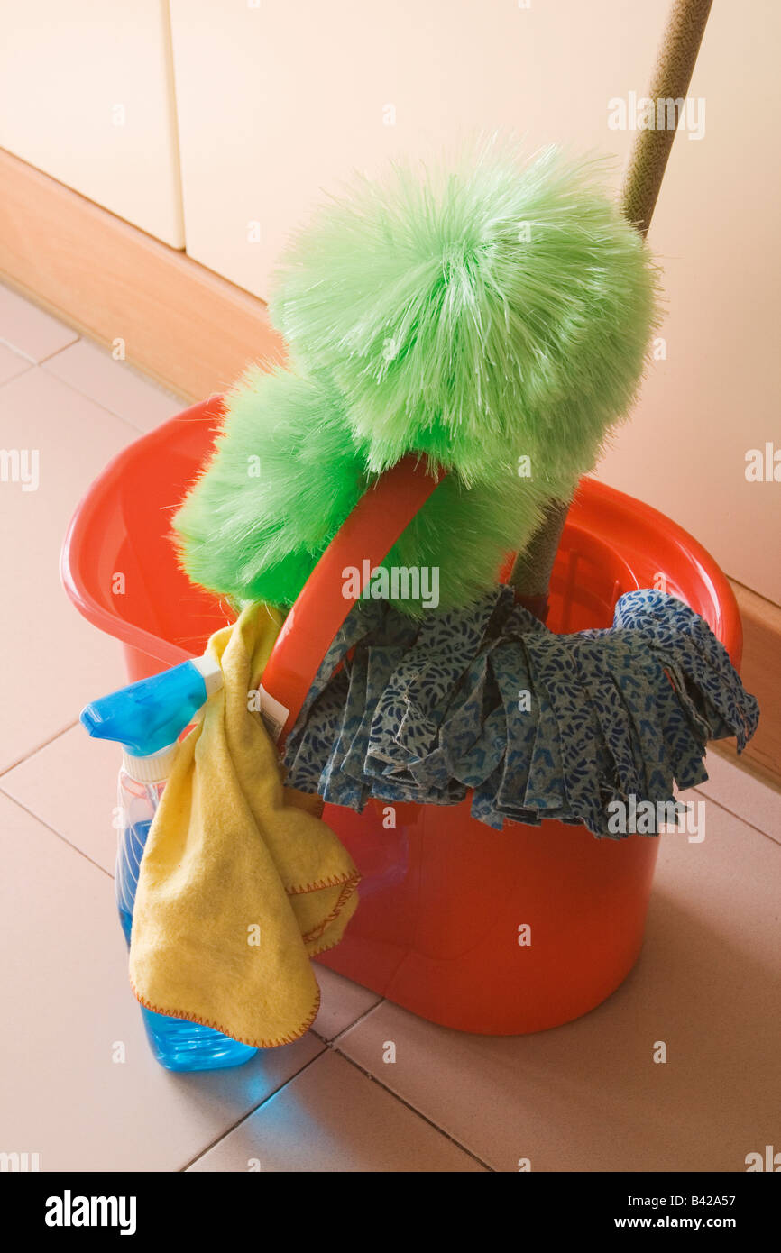 Roten Mop Eimer mop grün Staubwedel blau gelb Duster Reinigungsflüssigkeit Stockfoto