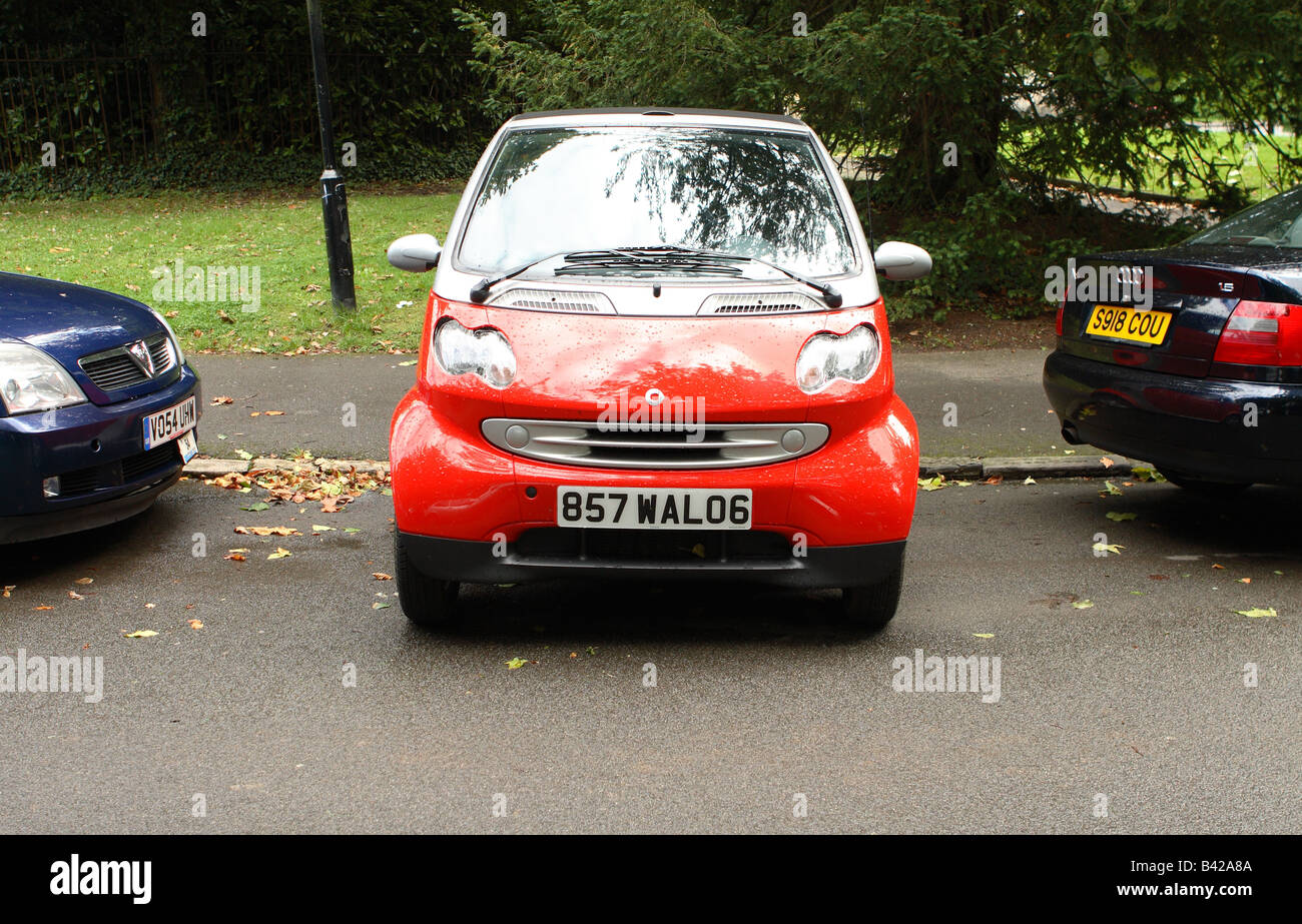 Smart FourTwo Cabrio Auto senkrecht seitlich in einen kleinen engen Fahrzeug-Stellplatz in Bath England Stockfoto