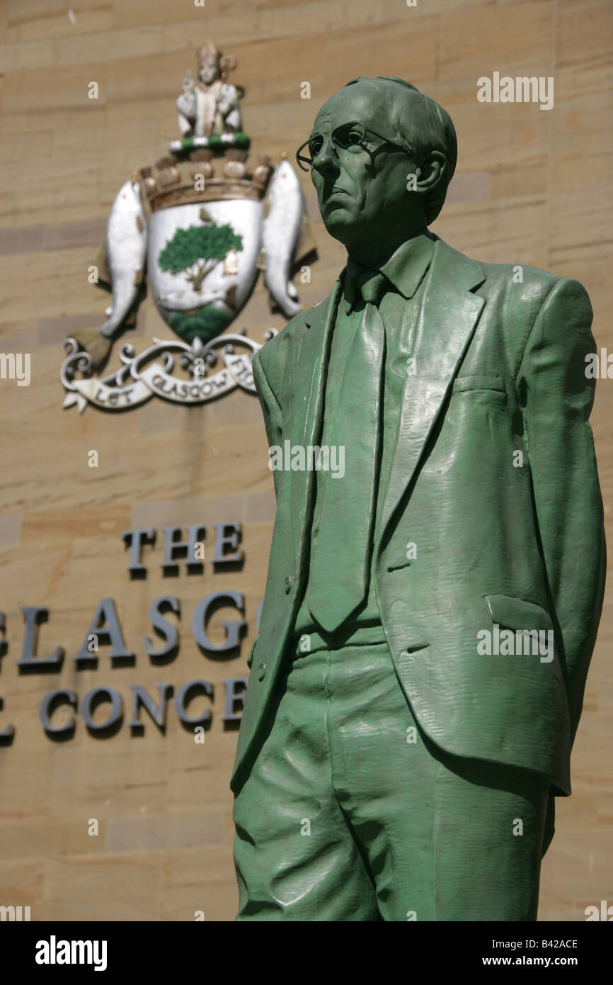 Stadt in Glasgow, Schottland. Die Kenny Mackay modellierte Statue von Schottland das erste jemals erste Minister Donald Dewar. Stockfoto
