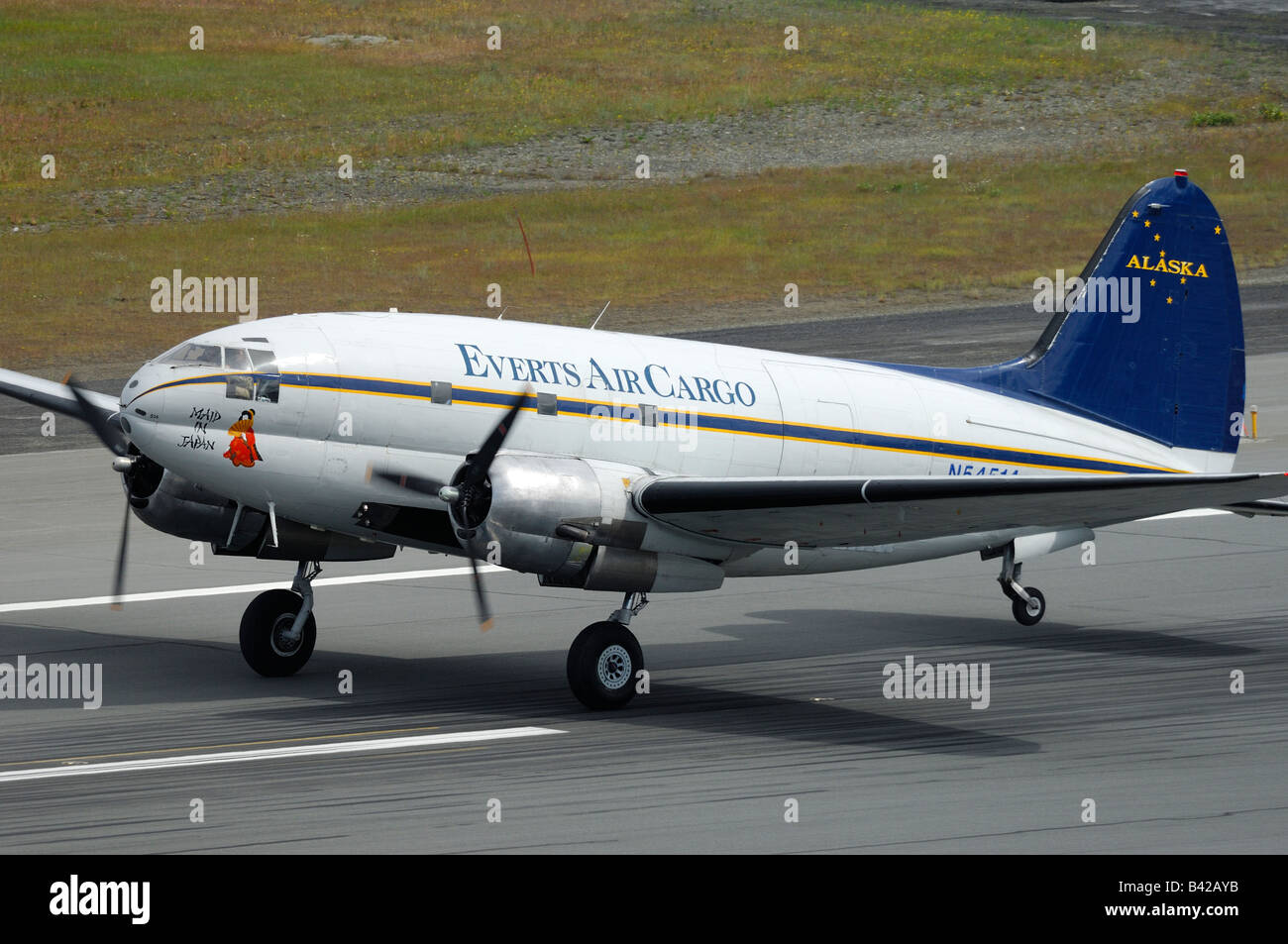Altes Flugzeug Curtiss C-46 Commando Landung während der Arctic Thunder Airshow 2008 - Anchorage - Alaska-USA Stockfoto