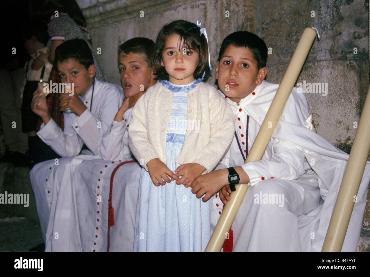 Junge Büßer bei Prozessionen der Karwoche Semana Santa in Sevilla Andalusien Spanien Stockfoto