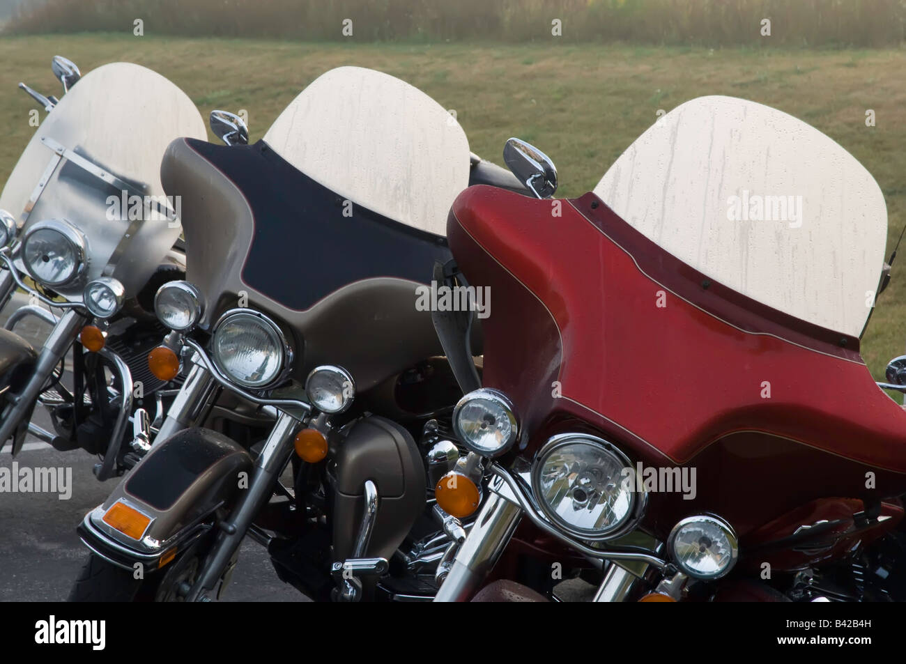 Tau-Streifen Windschutzscheiben von drei Motorrädern kurz nach Sonnenaufgang in Nord-Michigan Stockfoto