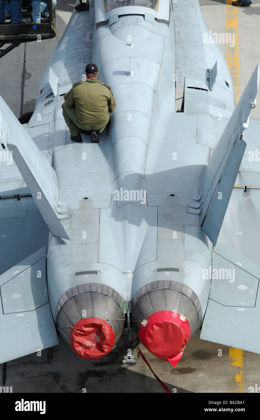 Mechaniker, die Inspektion Rumpf der amerikanischen Kampfjet f-18 Hornet, Elmendorf Air Force base AFB, Anchorage, Alaska, Usa Stockfoto