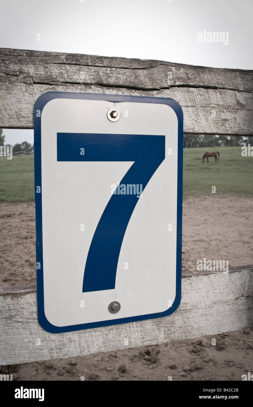 Melden Sie sich an einem Zaun am Danada Equestrian Center in Wheaton, Illinois Stockfoto