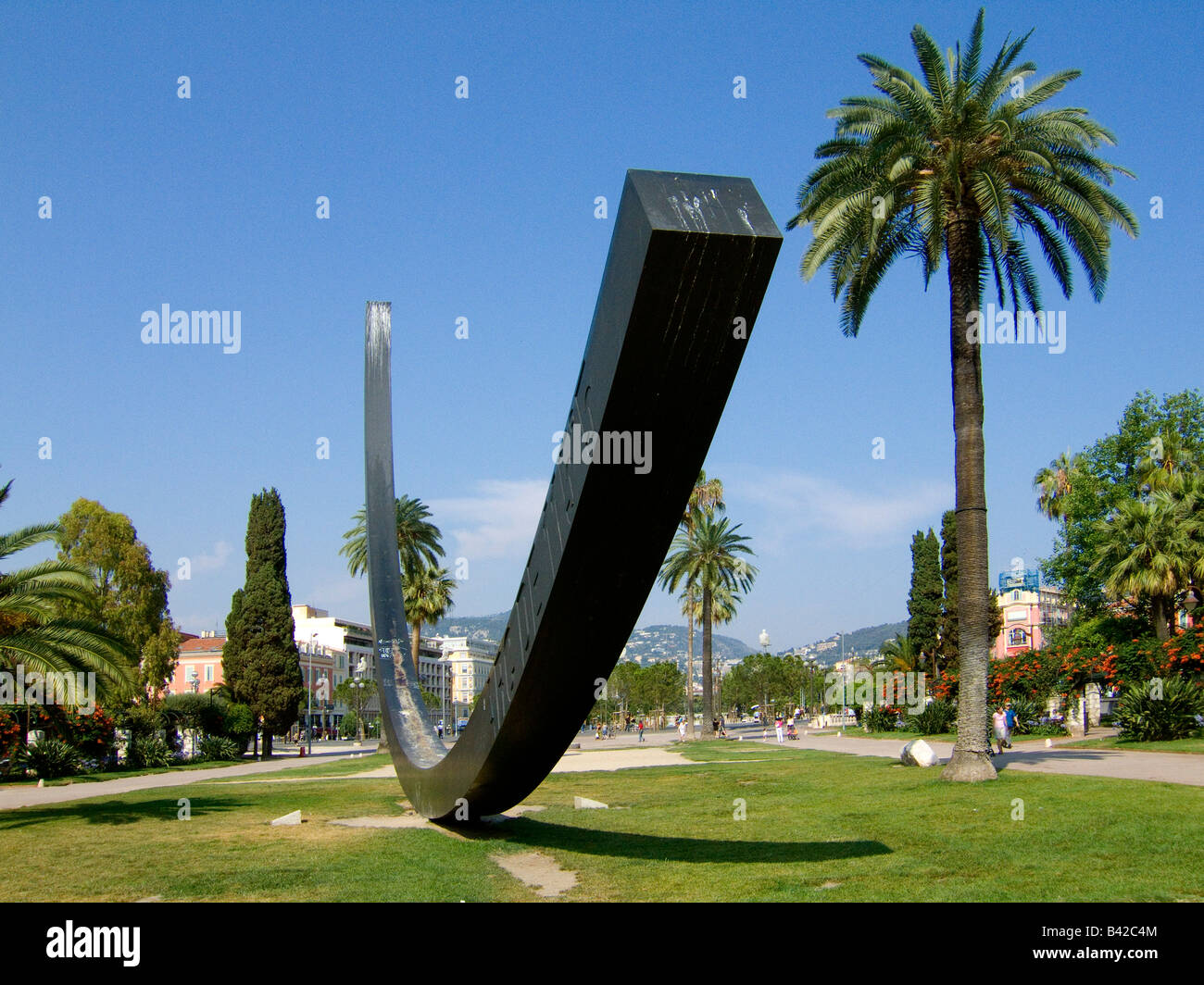 Nizza Cote D Azure Frankreich The Arc de 115 5 Grad ein Kunst-Piecein der Jardin Albert 1er Arc de 115 5 Skulptur des Künstlers Venet Stockfoto