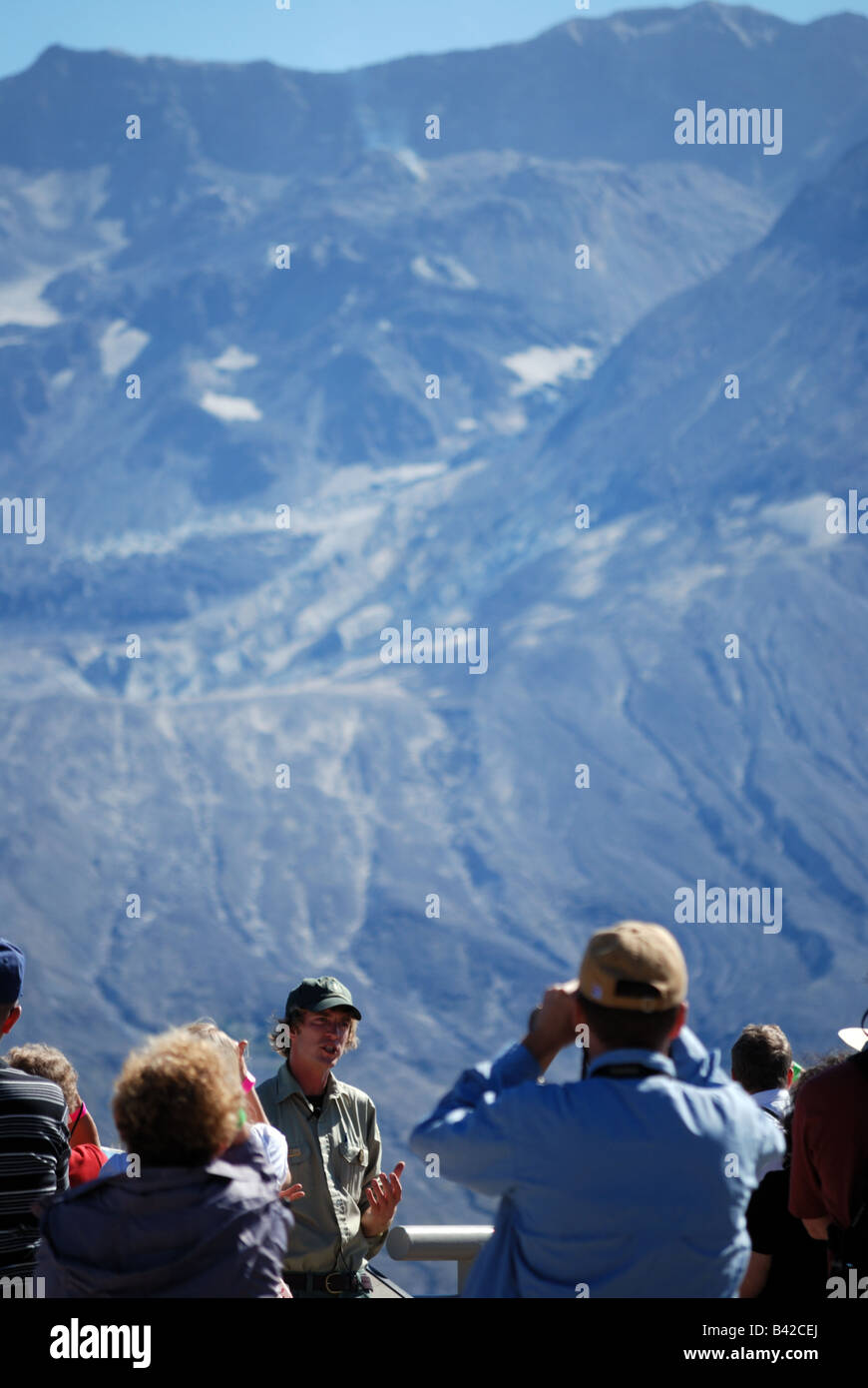 Eine interpretierende Ranger gibt eine Darstellung am Mt. St. Helens Johnston Ridge Visitor Center. Stockfoto