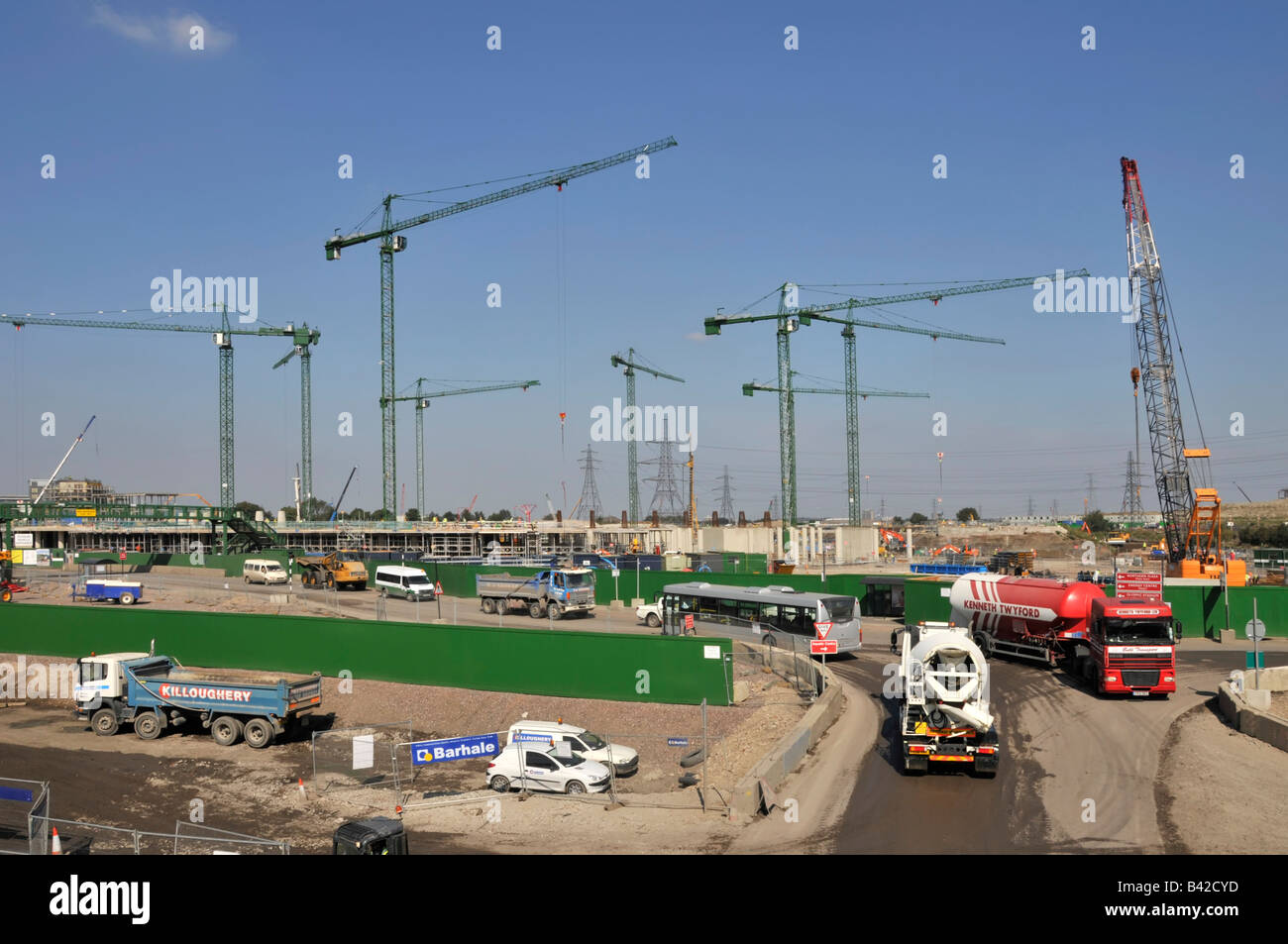 Stratford East London 2012 Olympiastadion Gebäude Baustelle Fortschritt am 2008. September Turmkrane Arbeiter Bus & Lieferung LKW LKW Großbritannien Stockfoto