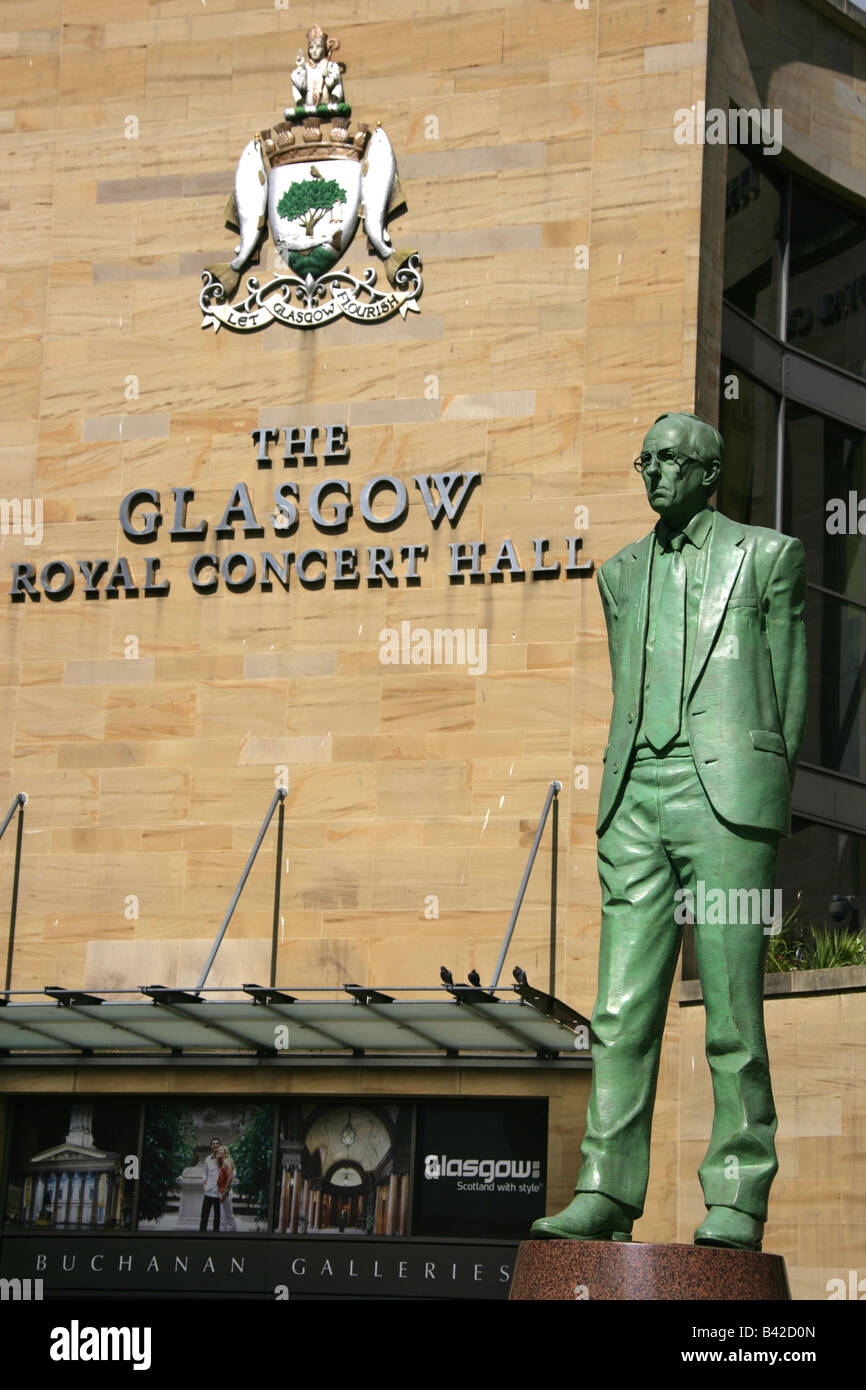 Stadt in Glasgow, Schottland. Die Kenny Mackay modellierte Statue von Schottland das erste jemals erste Minister Donald Dewar. Stockfoto
