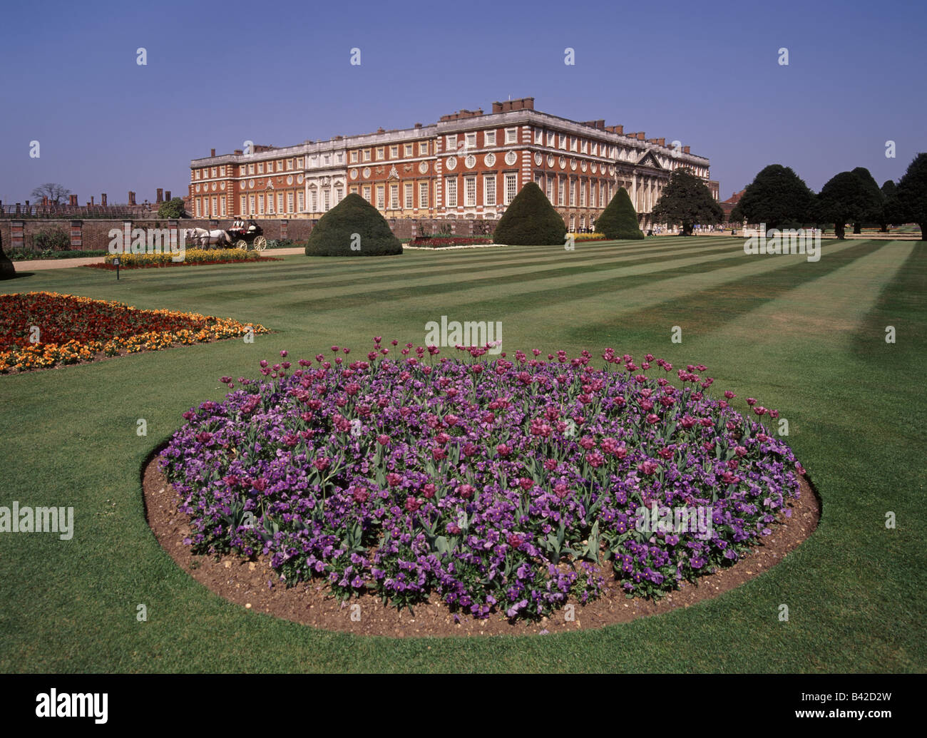 Historische Hampton Court Palast und Gärten mit Henry lll & jetzt eine große Touristenattraktion in Richmond an der Themse London England Großbritannien Stockfoto