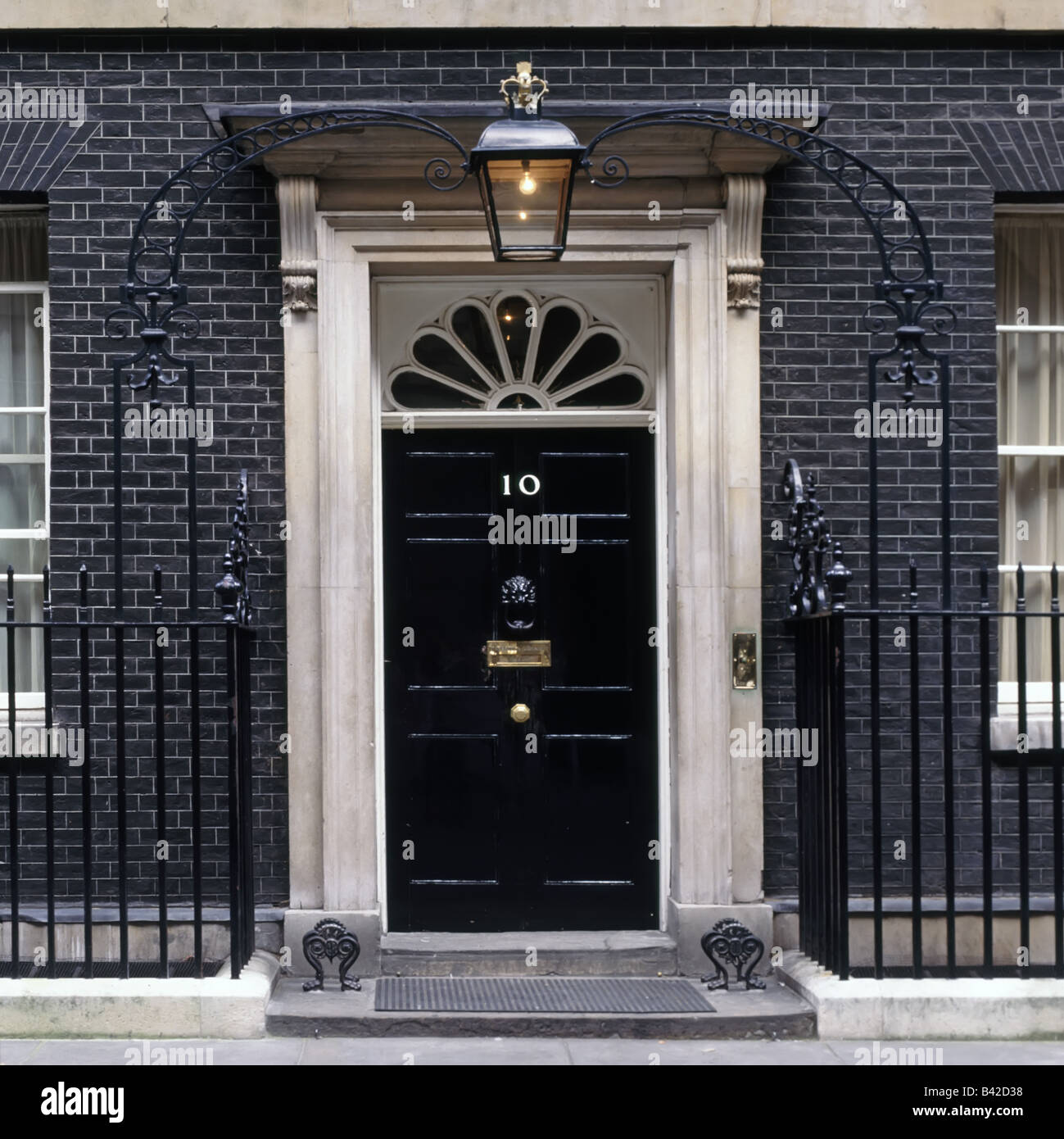10 Downing Street Black Door die offizielle Residenz der Glühlampe des Premierministers oben im Bezirk Whitehall Westminster London England Großbritannien Stockfoto