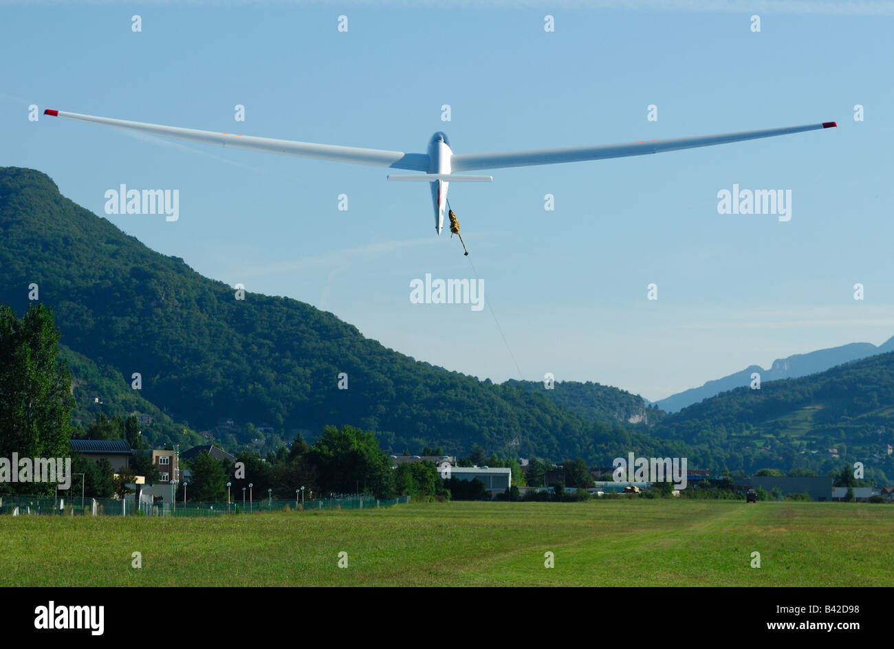 Ein Janus-Segelflugzeug ausziehen in der Stille mit einer Winde auf Challes Les Eaux Flugplatz - Savoy - Frankreich Stockfoto